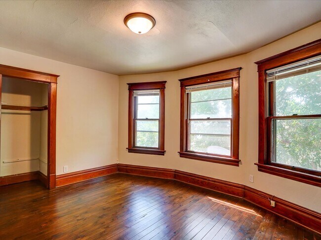 Building Photo - 302 S Shuman St