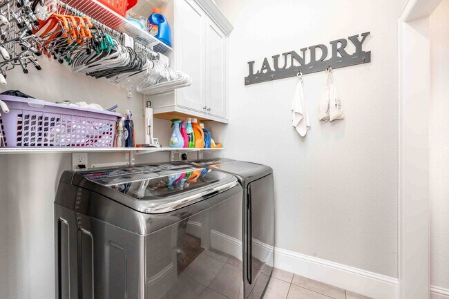 Building Photo - Luxury End Unit Rental with Elevator, Downtown Views, and Sky Deck ($150 off the second month!)