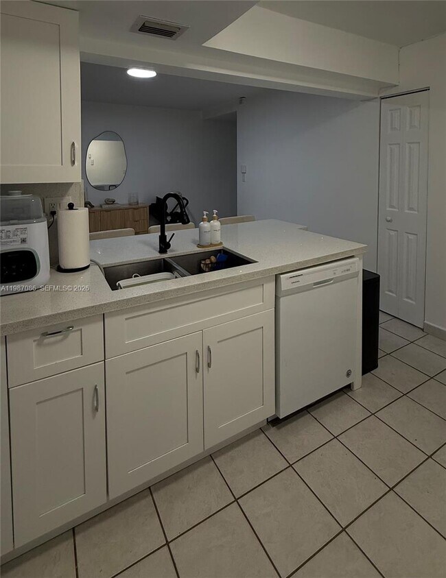 Building Photo - 9437 Fontainebleau Blvd