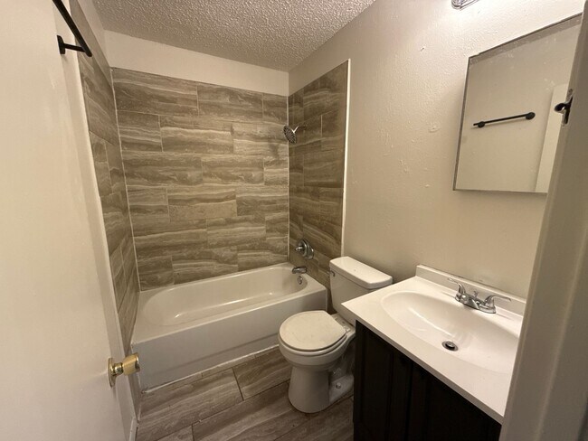 Building Photo - 911 Harris Dr
