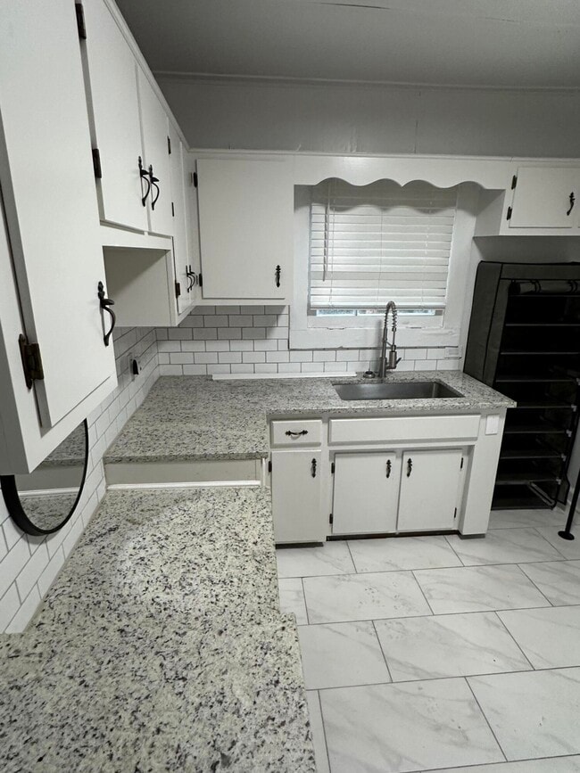 Building Photo - 313 Capital Ave