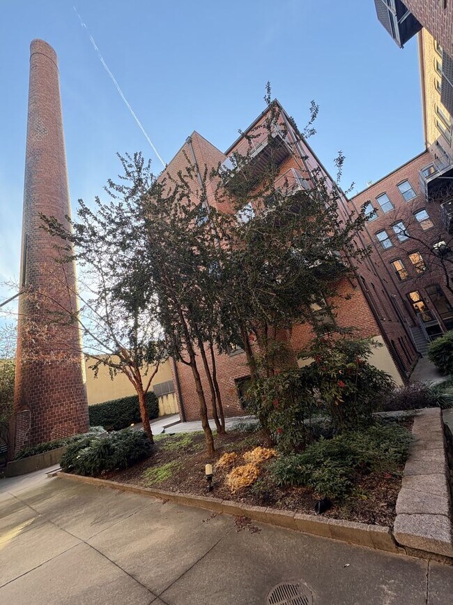 Building Photo - Spacious and Lovely Fed Hill 2bd/2ba Condo with CAC, W/D and more!