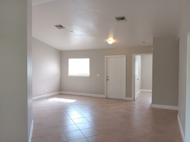 Building Photo - 3 Bedroom 2 Bath Duplex
