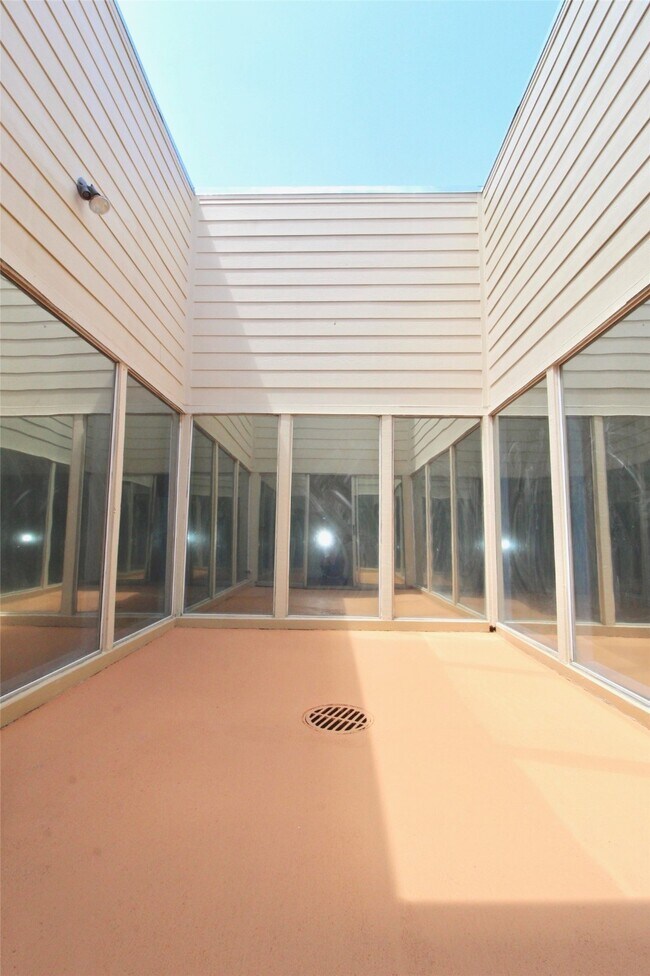 Building Photo - 10402 Gulfstream Ln