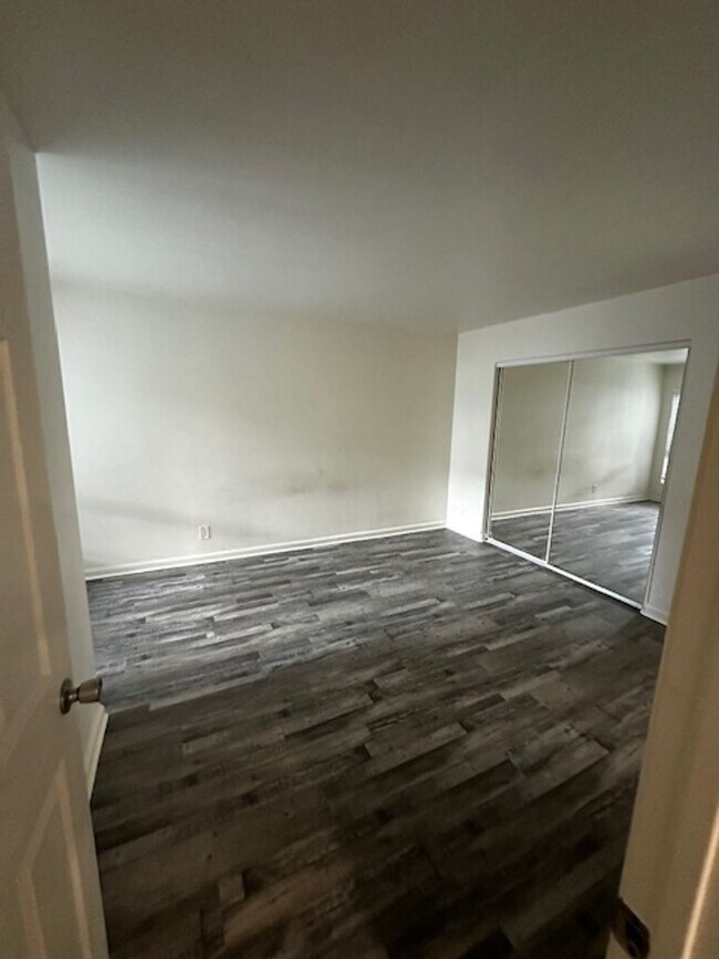 Building Photo - Charming Condo 3+2