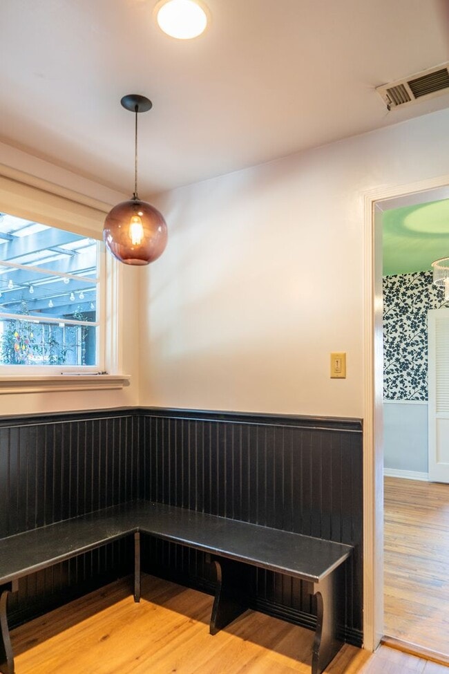 Building Photo - Vibrant 2b2b Franklin Hills / Los Feliz Home - Huge Private Grass  Yard - Central HVAC