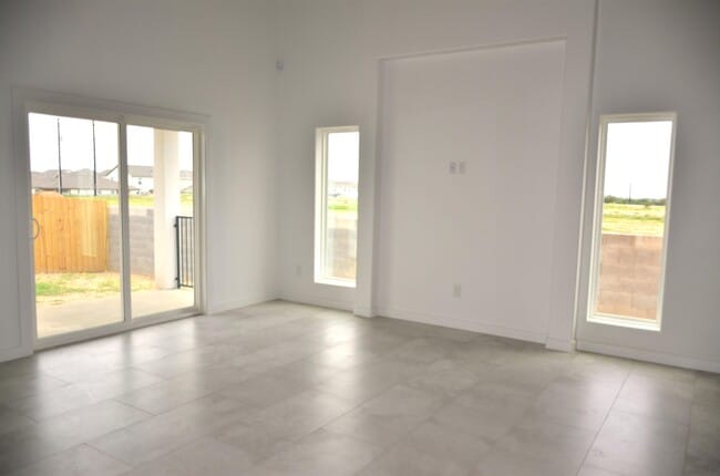 Building Photo - 1027 Birch Loop