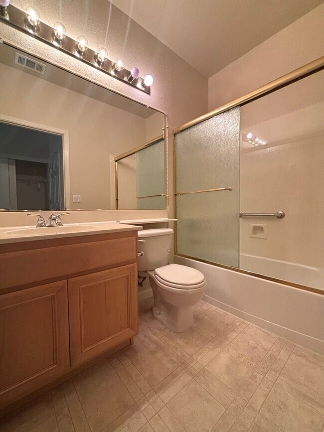 Building Photo - Gorgeous 3 Bed 2.5 Bath with SOLAR! 55+ Community
