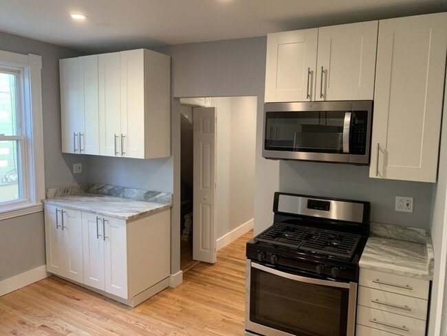 Building Photo - 323 Lowell St