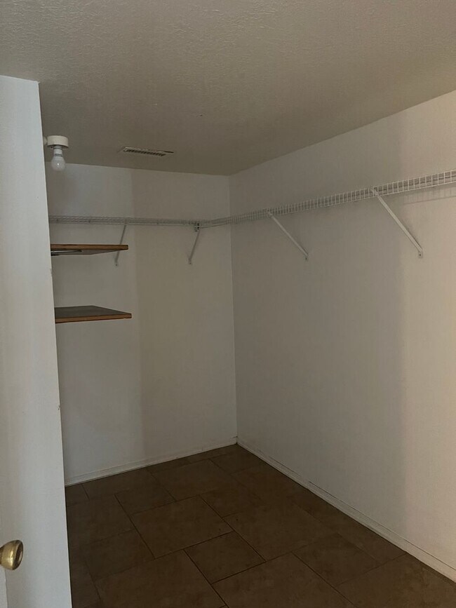 Building Photo - Spacious 4 Bedroom Home Ready for Immediat...