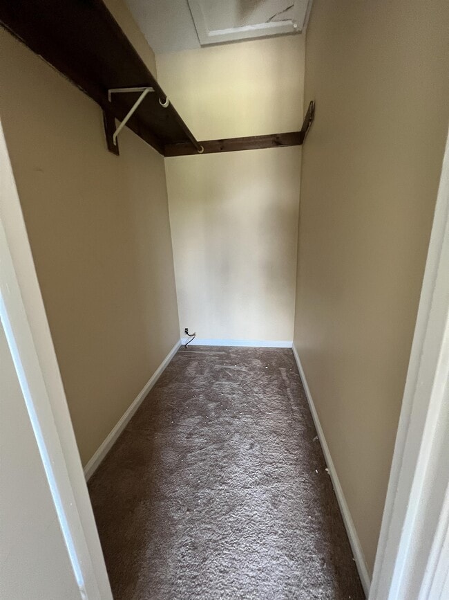 Building Photo - 323 Beverly St