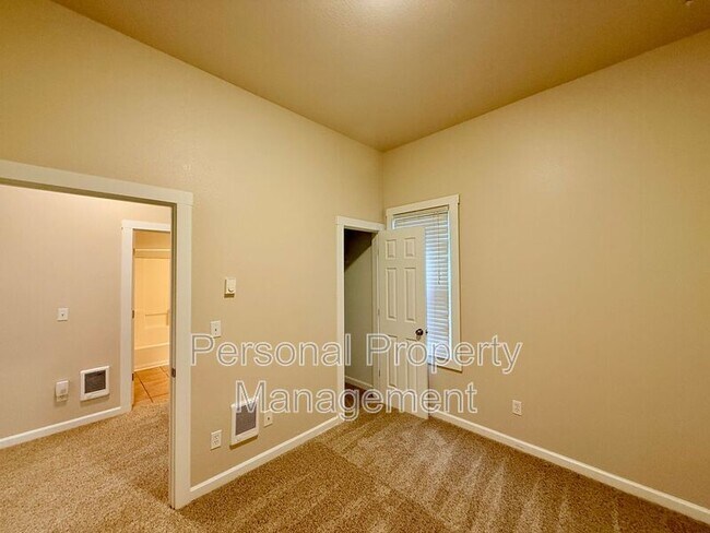 Building Photo - 409 W McLoughlin Blvd