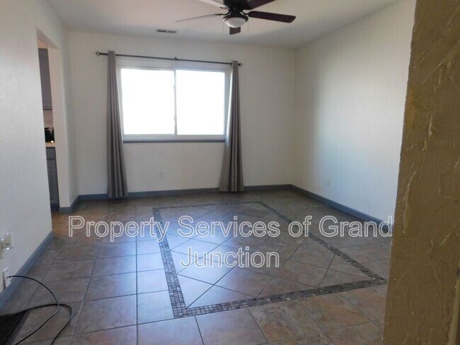 Building Photo - 2338 1/2 Rattlesnake Court