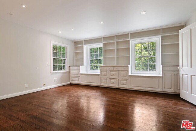 Building Photo - 662 Loring Ave