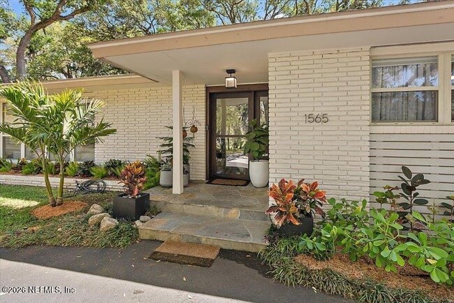 Building Photo - 1565 Park Terrace E
