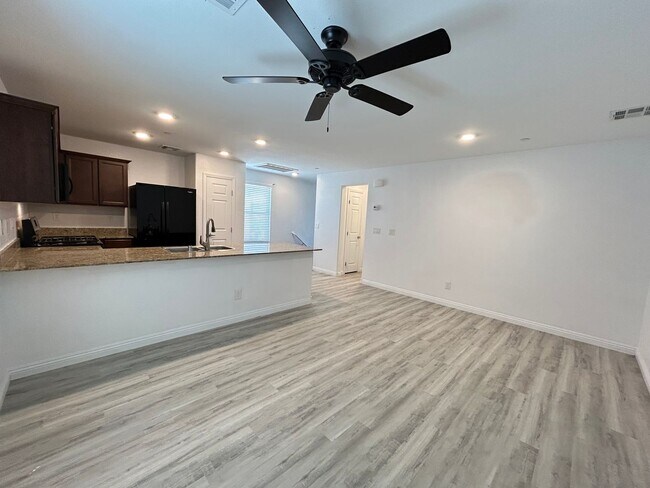 Building Photo - Cozy 2-Bedroom 2-Bathroom Townhouse in Gated Community!