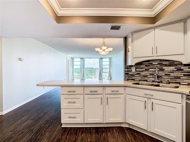 Building Photo - 7400 Sun Island Dr S