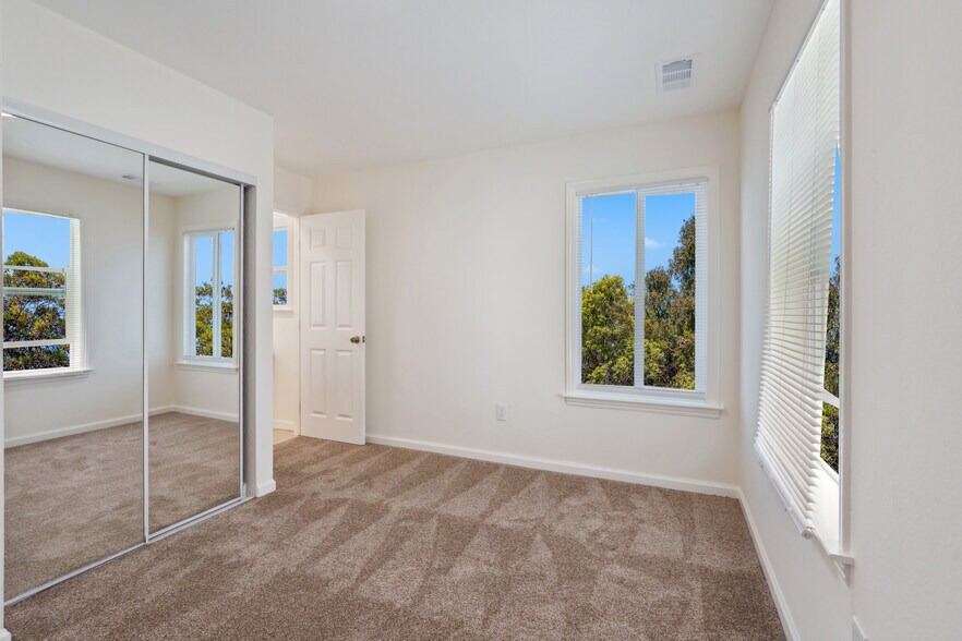 Building Photo - 5541 Highland Ave