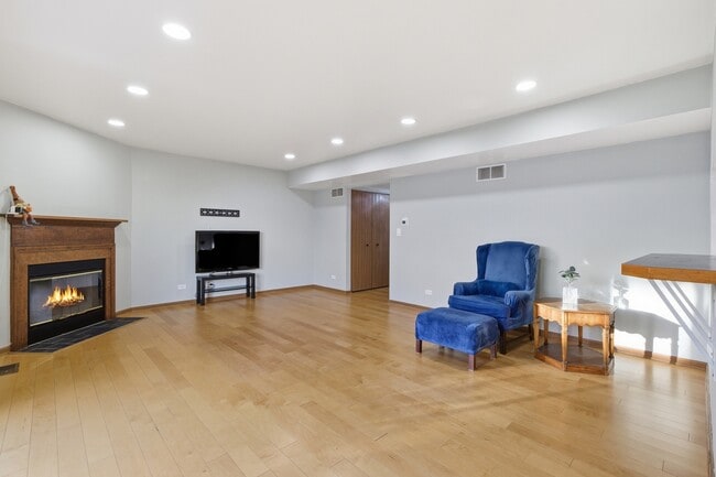 Building Photo - 1297 Woodlake Dr