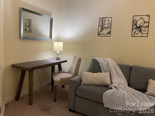 Building Photo - 718 W Trade St