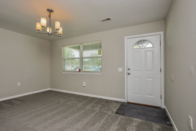 Building Photo - Fantastic 3bd/2ba home! Coming soon!