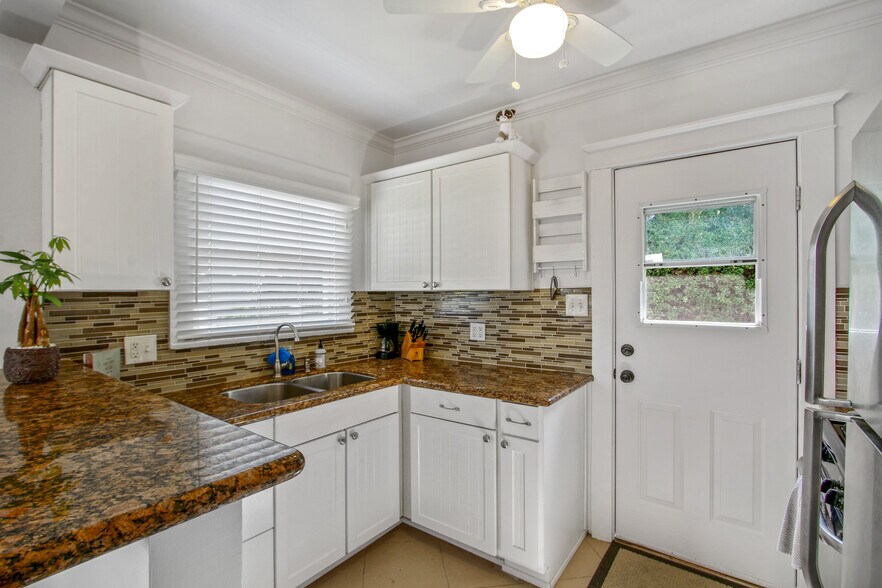 Building Photo - 4002 E Colorado St