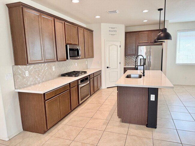 Building Photo - Beautiful 3 Bedroom 2 Bath Single Level Newer Built Home In Litchfield Park! Has Solar!