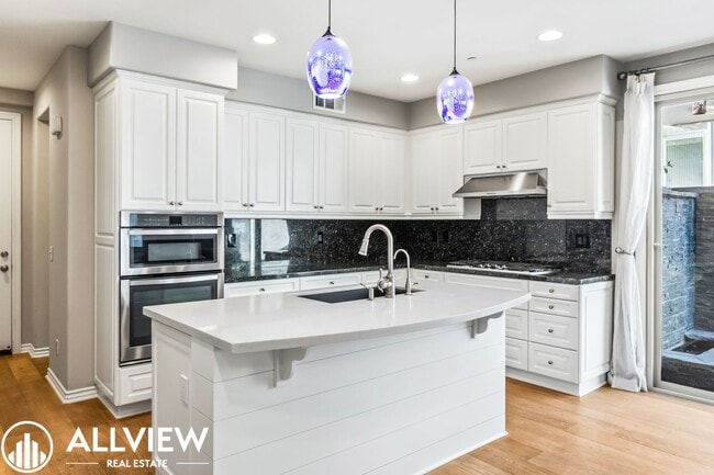 Building Photo - Highly Upgraded 4 Bed, 4.5 Bath Condo Available in Pacific Shores!