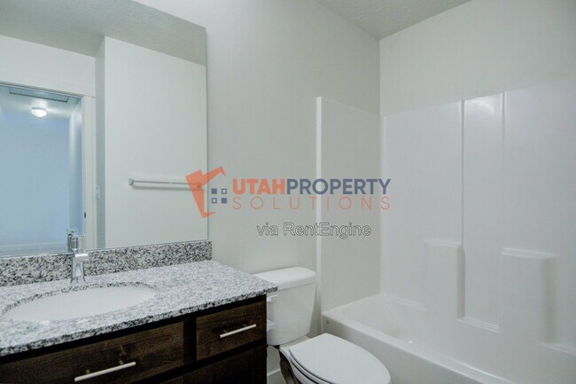 Building Photo - 1047 W 400 S