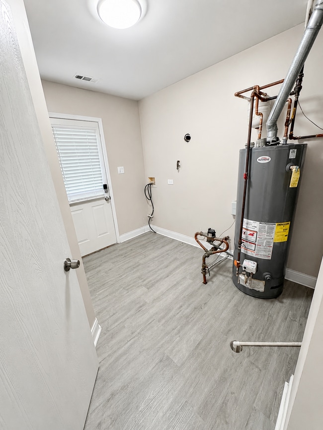 Building Photo - Updated 2-bedroom apartment with parking, front/rear access, modern flooring, full kitchen, and l...