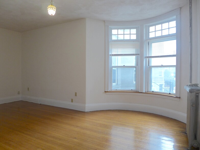 Primary Photo - 1693 Beacon St