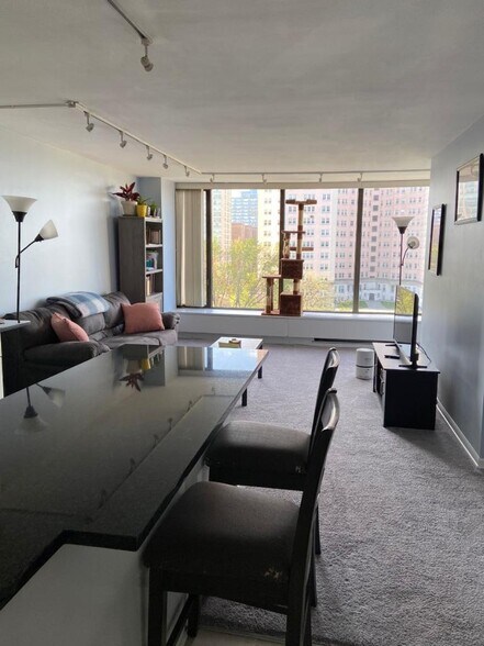 Building Photo - 5455 N Sheridan Rd