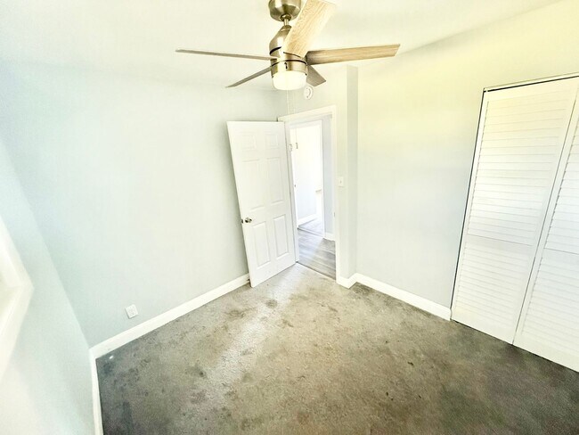 Building Photo - ***3 Bed Ranch with off-street parking and large yard!