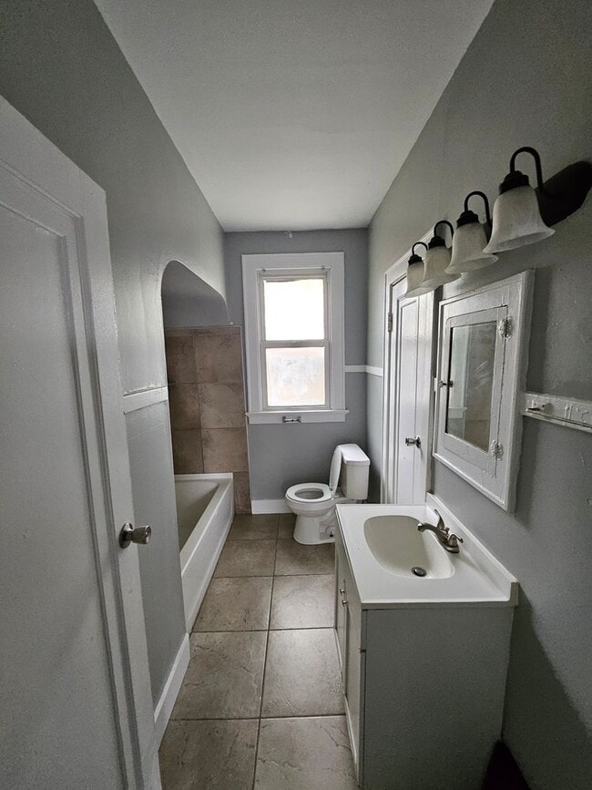 Building Photo - Large 3 bed house with basement