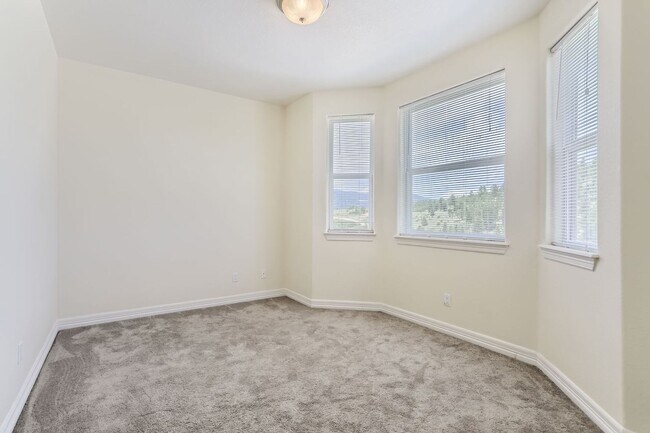 Building Photo - Beautifully maintained town-home in Centra...