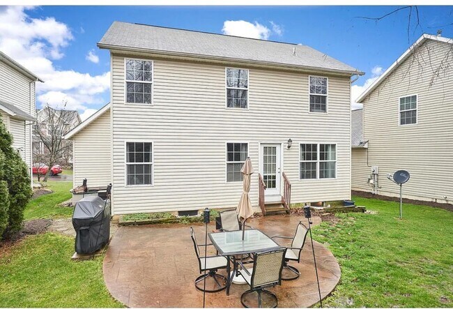 Building Photo - 3 bedroom 2.5 bath single family home