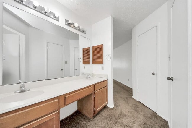 Building Photo - 13610 Piney Oaks Dr