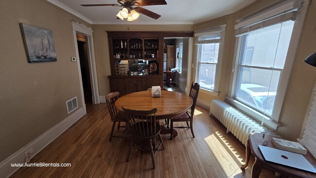 Building Photo - 2BR 1BA Beautiful Triplex Upper Unit - VIDEO TOUR