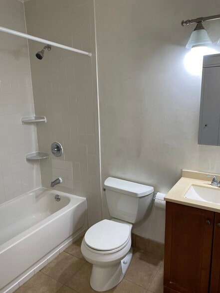 Building Photo - 45 River Dr S
