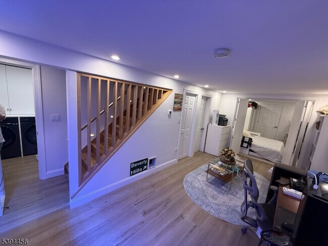 Building Photo - 18 Aubrey St