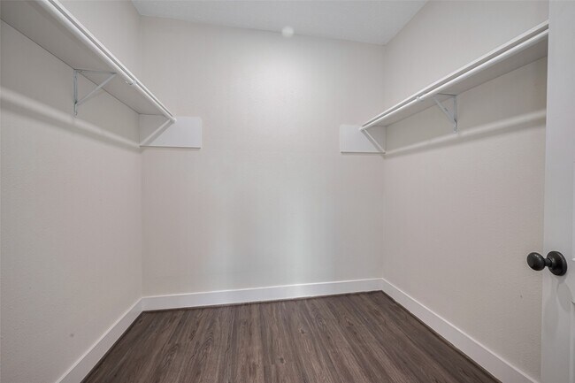 Building Photo - 2206 Hoskins Dr