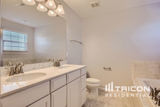 Building Photo - 2077 Morton Dr