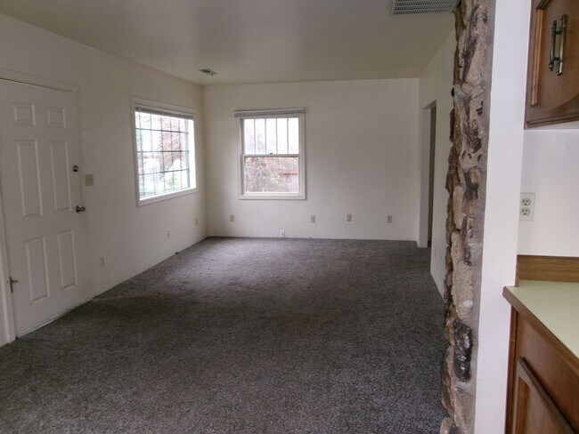 Building Photo - 36 N Peach St