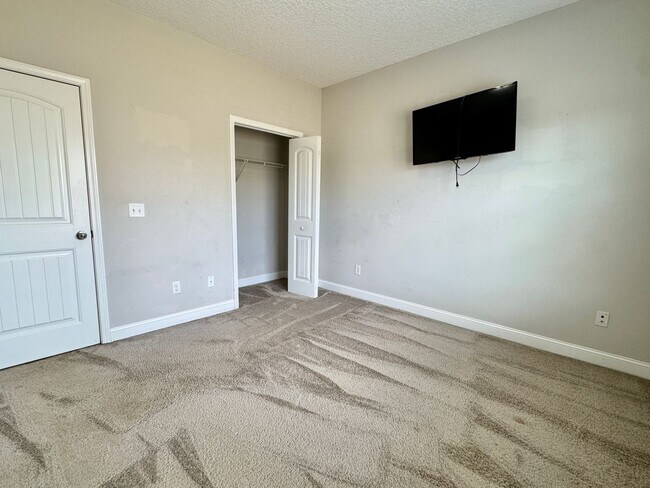Building Photo - AVAILABLE OCTOBER 2025 [PET FRIENDLY]