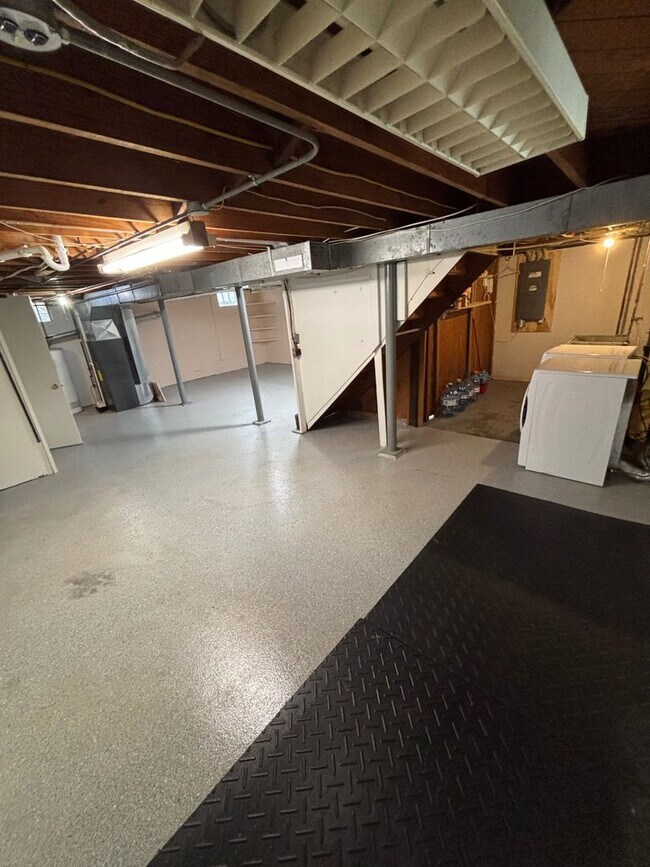 Building Photo - 709 Mulford Dr SE