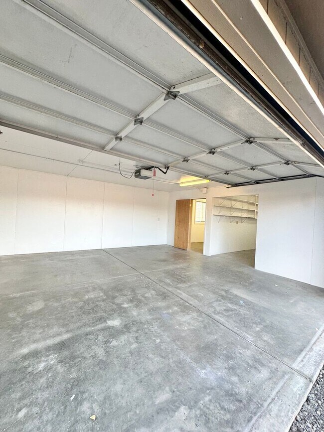 Building Photo - Light & bright single level home in NE Bend!