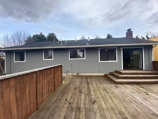 Building Photo - Excellent eastside location, 3/2, fenced yard, 2 car garage