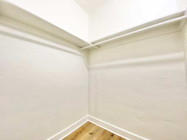 Building Photo - 454 S Catalina St