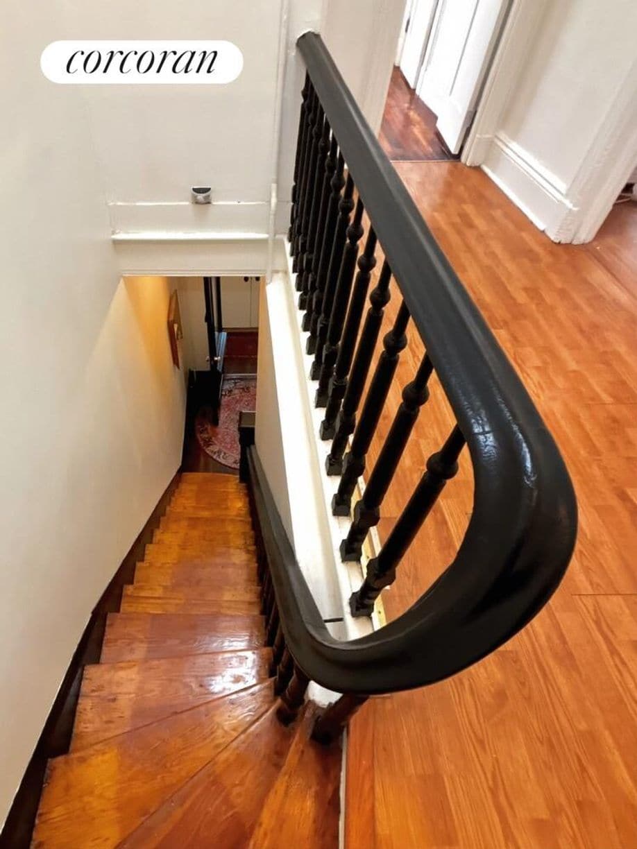 Building Photo - 158 Weirfield St