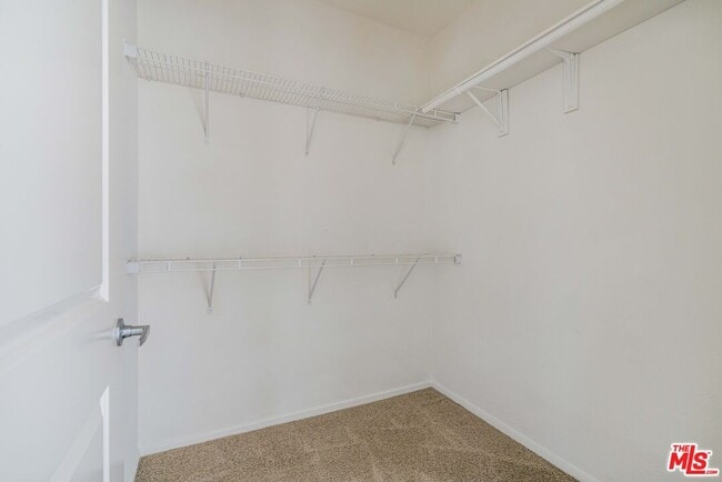 Building Photo - 6400 Crescent Prk E